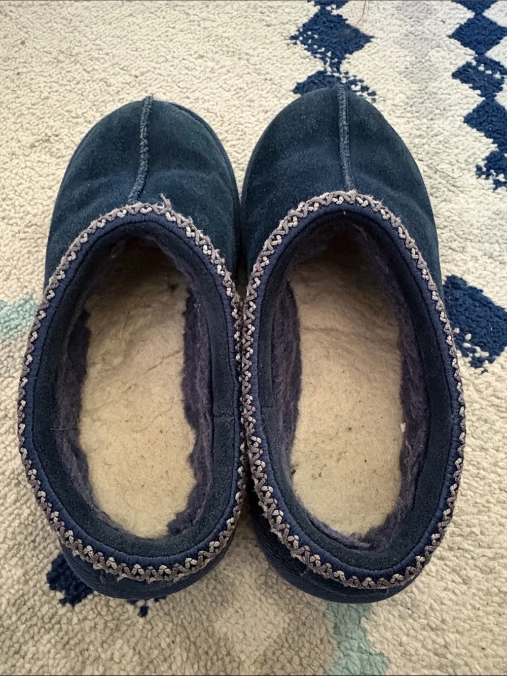 UGG Kids Tasman II Slip-On Slipper in Navy with Contrast Trim